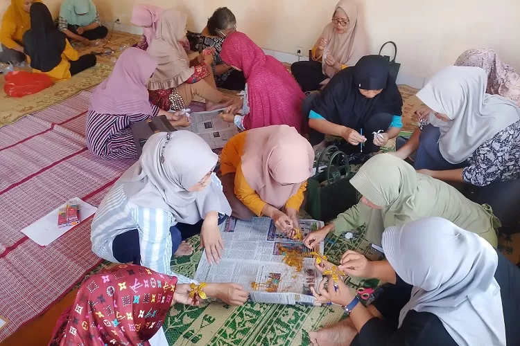  Rangkaian acara pelatihan pembuatan kerajinan berbahan sampah plastik dan launching Inkubator Kewirausahaan Hijau.  (Dok.UMBY)