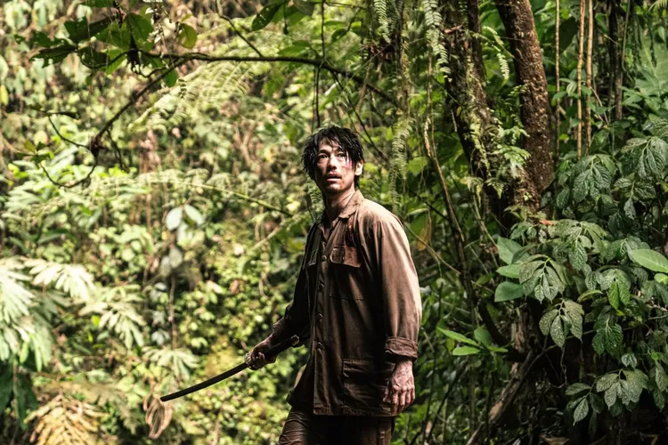 Berlatar belakang Perang Dunia II, film Orang Ikan mengisahkan seorang tentara Jepang dan tawanan perang Inggris yang terdampar di pulau terpencil dan harus berhadapan dengan makhluk ganas.  (Foto: Dok. Istimewa)