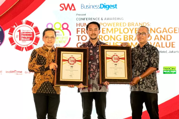Muhammad Rayhan Fadian, Publication Media Section Head JNE (tengah) mewakili penerimaan penghargaan Indonesia Original Brands Award 2025, yang diserahkan langsung oleh Joko Sugiarsono, Wakil Pemimpin Redaksi Majalah SWA (Kanan) bersama Rohmat Purnadi, Head of Business Digest SWA (Kiri).  (Foto: Dok. Istimewa)