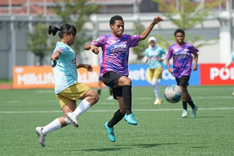 Aksi pemain All Stars Papua (kaos ungu) mencoba dihadang pemain All Stars Yogyakarta, dalam kompetisi Piala Pertiwi U14 &amp; U16 2025 All Stars di Supersoccer Arena, Kudus. ( Dok Panitia)