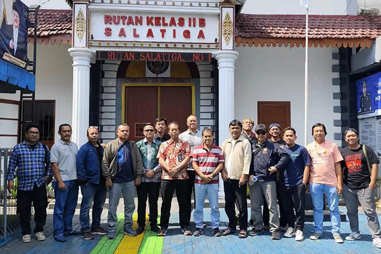 Karutan Salatiga, Anton Adi Ristanto bersama awak media di Salatiga.   (Dok Humas Rutan Salatiga)