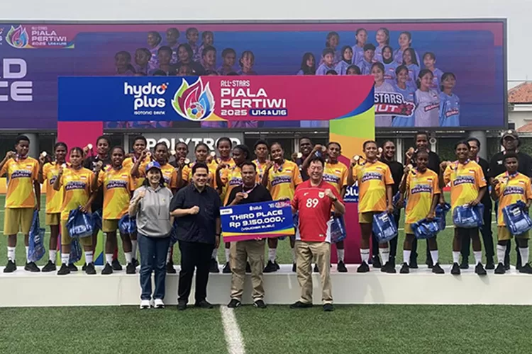 Tim All Stars Papua keluar sebagai Juara III turnamen HYDROPLUS Piala Pertiwi 2025 All Stars bersama Sumatera Utara. Ketua Umum PSSI Erick Thohir berfoto bersama All Stars Papua, usai penyerahan piala dan uang pembinaan.  (Muhammad Thoriq)