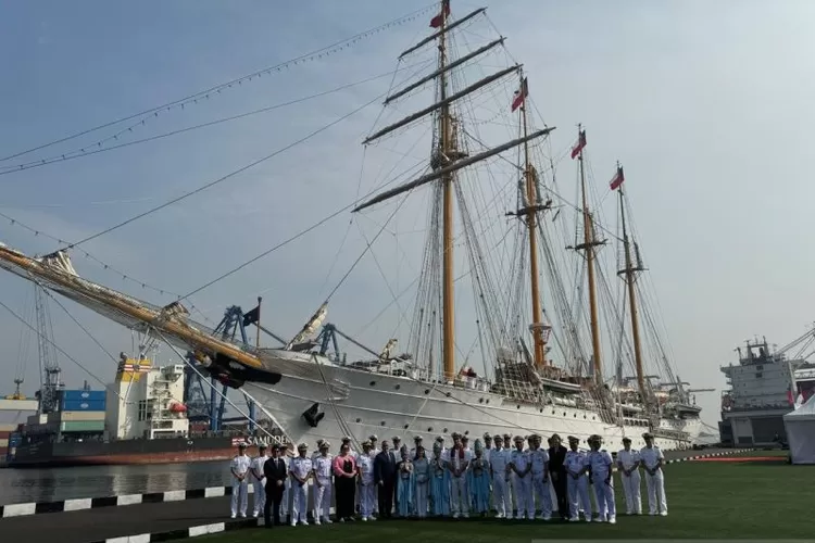 Angkatan Laut Indonesia dan Angkatan Laut Chili berfoto bersama di depan Kapal Latih Esmeralda saat kunjungan Kapal Latih Esmeralda di Jakarta, Minggu (13/7/2025).  (ANTARA/Cindy Frishanti)