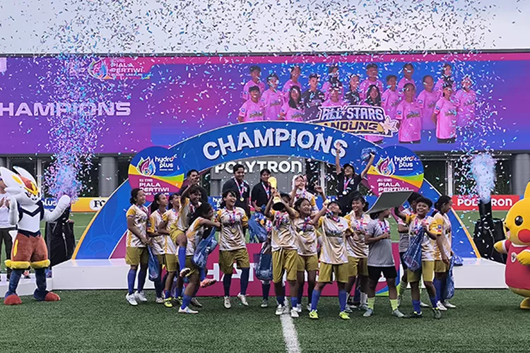 Tim All Stars Bandung sukses meraih trofi juara pada turnamen HYDROPLUS Piala Pertiwi 2025. Para pemain tengah merayakan keberhasilannya.  (Muhammad Thoriq)