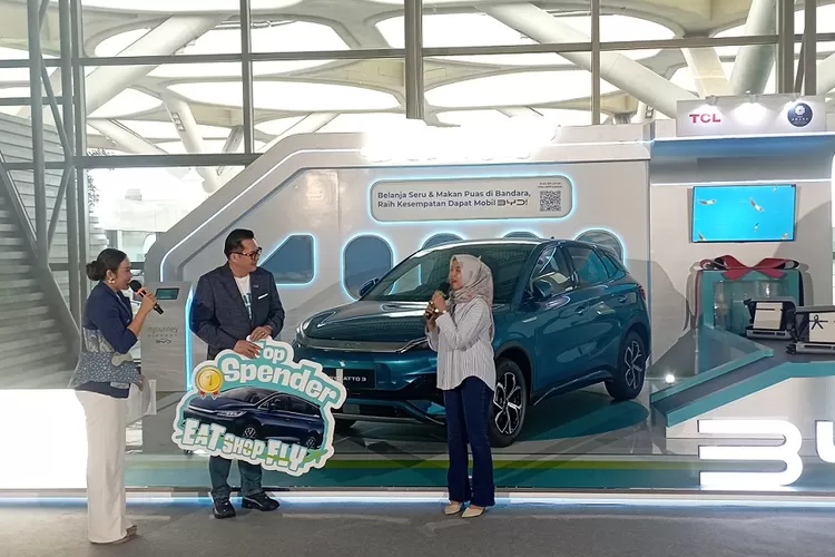 Penyerahan hadiah program loyalitas pelanggan Eat Shop Fly 2025 di Bandara YIA. (Foto : Amin Kuntari )