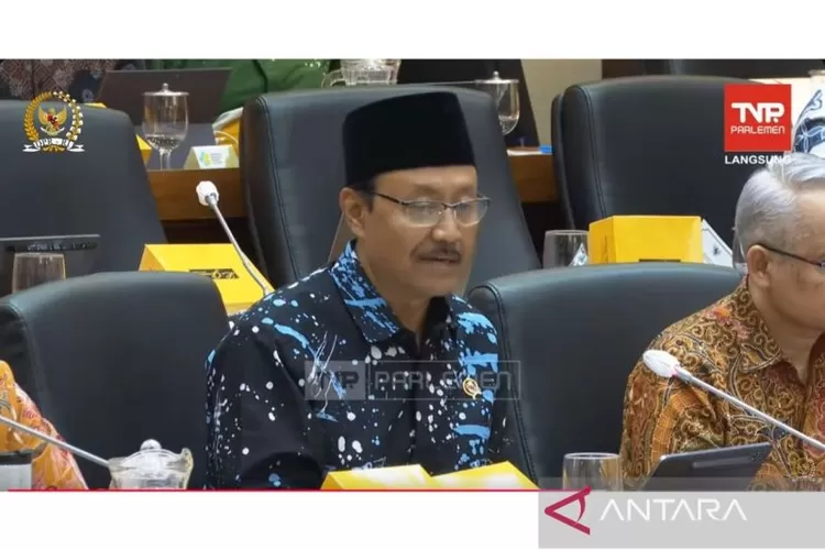 Menteri Sosial Saifullah Yusuf saat rapat dengar pendapat dengan Komisi IX DPR RI membahas data PBI JKN berdasarkan DTSEN, di Kompleks Parlemen, Jakarta, Selasa (15/7/2025).  (ANTARA/Anita Permata Dewi)