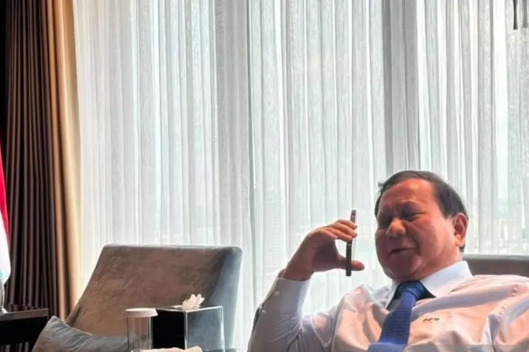 Presiden Prabowo Subianto berbicara melalui sambungan telepon dengan Presiden AS Donald Trump membahas tarif impor yang ditetapkan oleh AS kepada Indonesia sebagaimana diunggah akun Instagram pribadi Presiden Prabowo @prabowo, Rabu (16/7/2025).  (ANTARA/HO-Instagram @prabowo)