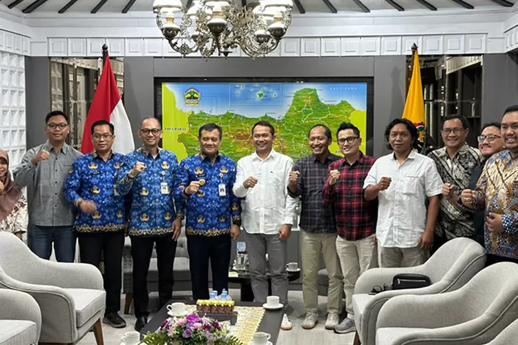 Gubernur Jawa Tengah Ahmad Luthfi bertemu dengan CEO Promedia Teknologi Indonesia Agus Sulistriyono serta Jaringan Pemimpin Redaksi Promedia (JPP) Jateng pada Kamis, 17 Juli 2025.  (Dok Promedia)