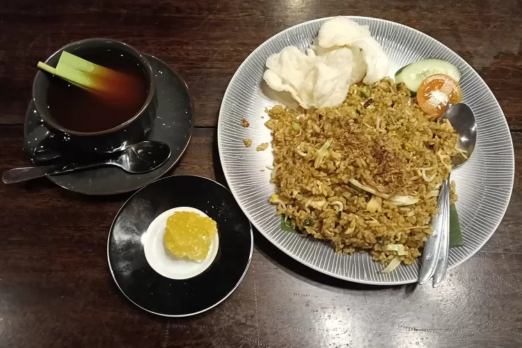 Seporsi Nasgor Djawa Wetan dengan minuman tradisional, Wedang Beer Pletok ala Bale Arum Resto. (Foto: Sulistyanto)