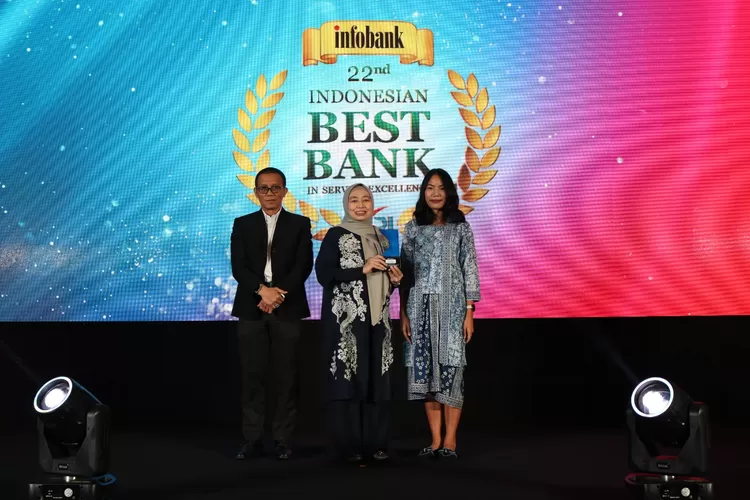 Refita Rulli Arief, Syariah Strategic - Financing Business Head (tengah), mewakili Danamon Syariah dalam menerima penghargaan pada ajang 22nd Infobank Banking Service Excellence Awards (BSEA) 2025 yang diselenggarakan Majalah Infobank dan Marketing Research Indonesia, Selasa (24/6).  (Foto: Dok. Istimewa)