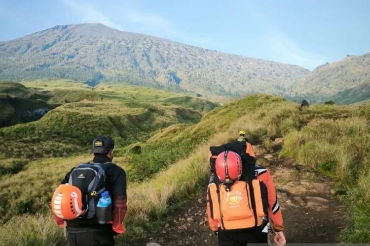 Tim SAR menuju Gunung Rinjani untuk mengevakuasi pendaki asal Swiss, Benedikt Emmenegger yang dilaporkan mengalami kecelakaan saat mendaki Gunung Rinjani pada Rabu pagi (16/7/2025).  (ANTARA/HO-Kantor SAR Mataram.)