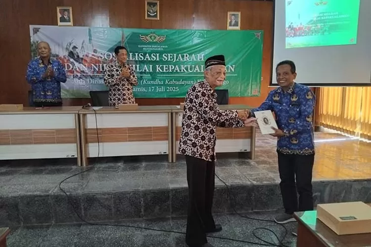 Penyerahan buku oleh K.P.H. Kusumoparastho kepada Kepala Dinas Kebudayaan Kulonprogo Eka Paryata. (Merapi/Teguh Priyono)