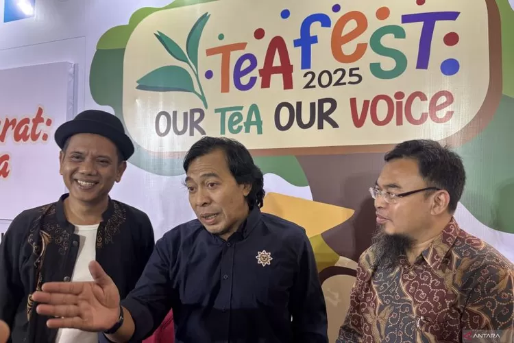 Anggota Dewan Perwakilan Daerah (DPD) RI Alfiansyah Bustami atau Komeng saat memberikan keterangan pada kegiatan Tea Fest 2025, di Kota Bandung, Jawa Barat, Minggu (20/7/2025).  (ANTARA/Rubby Jovan)