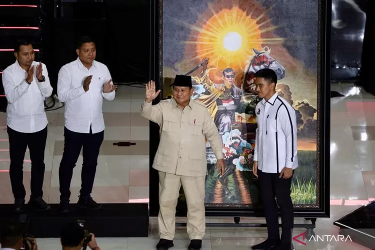 Presiden Prabowo Subianto (dua kanan) menerima cindera mata berupa lukisan potret dirinya berkuda saat acara penutupan Kongres PSI Tahun 2025 di Surakarta, Jawa Tengah, Minggu (20/7/2025).  (ANTARA/HO-Tim Media Presiden Prabowo Subianto)
