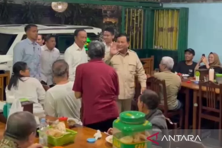 Presiden RI Prabowo Subianto, Presiden Ke-7 RI Joko Widodo dan Wakil Presiden Gibran Rakabuming Raka makan malam bersama di Bakmi Jowo Bu Citro Solo, Solo, Jawa Tengah, Minggu (20/7/2025) malam.  (ANTARA/Dokumentasi Pribadi)