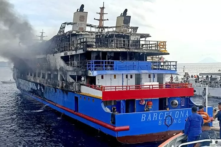 Petugas gabungan mendekati KM Barcelona 5 yang mengalami kebakaran di perairan Talise, Kabupaten Minahasa Utara, Sulawesi Utara, Minggu (20/7/2025). KM Barcelona 5 terbakar saat berlayar dengan mengangkut penumpang rute Manado-Tahuna, Manado-Talaud dan rute kepulauan lainnya.  ( ANTARA FOTO/BASARNAS Manado)
