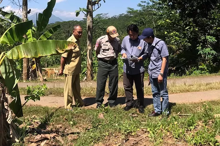 Peninjauan lokasi untuk sumur bor.  (Dok)