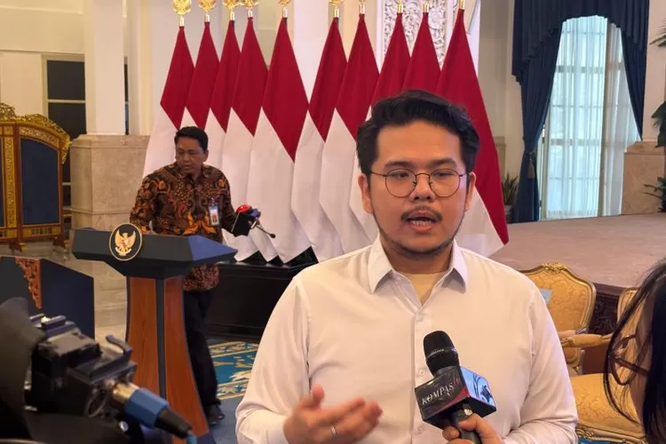 Desainer pemenang sayembara logo HUT Ke-80 Kemerdekaan RI, Bram Patria Yoshugi, memberikan keterangan kepada awak media di Istana Negara, Jakarta, Rabu (23/7/2025).  (ANTARA/Genta Tenri Mawangi)