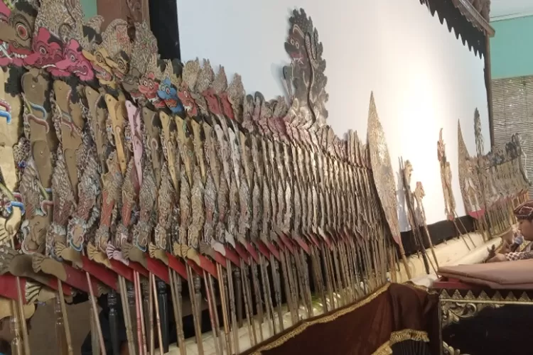 Salah satu dalang remaja saat Pentas Resital Pawiyatan Dalang Remaja di Pendapa Kapanewon Imogiri Bantul. (Foto: Yusron Mustaqim)