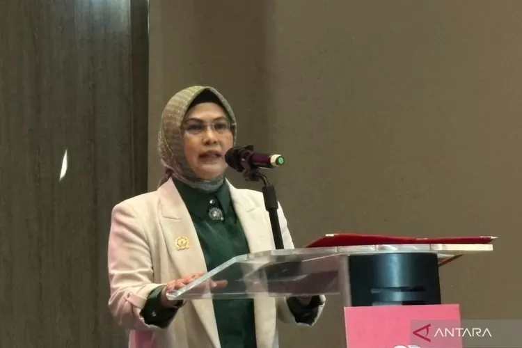 Ketua Umum Asosiasi Penggemar Rempah Nusantara (APREN) Siti Nur Azizah Ma'ruf Amin menyampaikan bahwa wisata halal memiliki daya tarik tersendiri bagi wisatawan usai mengikuti konferensi pers di Jakarta, Kamis (24/7/2025).  (ANTARA/Hreeloita Dharma Shanti)