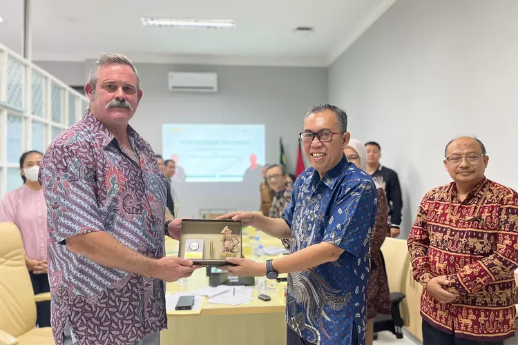 Prof. Michael G Vann, Ph.D. perwakilan CSUS menerima cendera mata dari Rektor UWM, Prof. Dr. Edy Suandi Hamid, M.Ec., (tengah) di Kampus Terpadu UWM, Banyuraden, Gamping, Sleman, Sabtu (26/7).  (Foto: Dok. Istimewa)