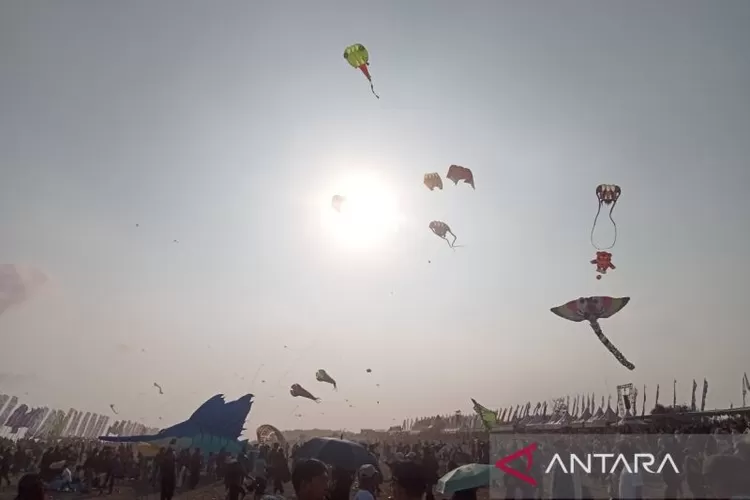 Wisatawan memadati kawasan Pantai Parangkusumo untuk menyaksikan festival layang layang Jogja International Kite Festival di Parangkusumo Parangtritis Bantul DIY. Festival digelar pada 26 dan 27 Juli 2025.  (ANTARA/Hery Sidik)