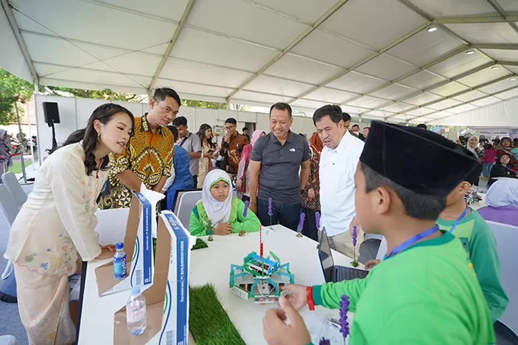 Program Bakti Pendidikan Djarum Foundation Primadi H Serad bersama Bupati Kudus Samani Intakoris, Staf Khusus Mendikdasmen Bidang Komunikasi dan Media Ma&rsquo;ruf, beserta Deputi Direktur Program Bakti Pendidikan Djarum Foundation Felicia Hanitio melihat MIN Kudus membuat robot bertema penyedot debu. (Dok)
