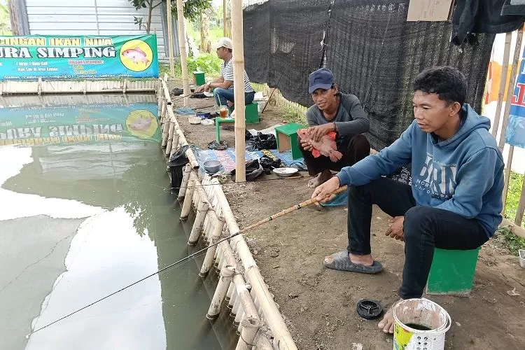 uasana usaha kolam pemancingan ikan, ada yang buka dari pagi hingga malam hari.  (Foto: Sulistyanto)