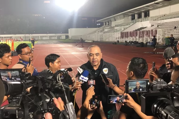 Manajer timnas U-23 Indonesia Ahmed Zaki Iskandar ketika ditemui wartawan di sela-sela latihan resmi timnas U-23 Indonesia menjelang laga final Kejuaraan ASEAN U-23 2025 melawan timnas U-23 Vietnam di Stadion Madya Gelora Bung Karno, Jakarta, Senin (28/7/2025).  (ANTARA/Zaro Ezza Syachniar)