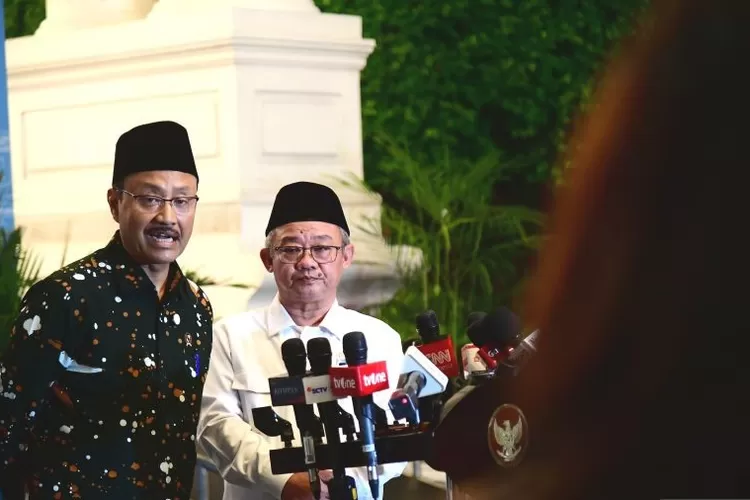 Menteri Sosial (Mensos) Saifullah Yusuf (kiri) bersama Menteri Pendidikan Dasar dan Menengah Abdul Mu'ti (kanan) menjawab pertanyaan wartawan saat jumpa pers di Istana Kepresidenan RI, Jakarta, Selasa (29/7/2025)  (ANTARA/HO-BPMI Sekretariat Presiden)