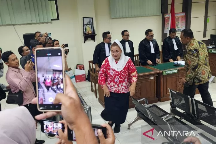 Mantan Wali Kota Semarang Hevearita G Rahayu usai menjalani sidang di Pengadilan Tipikor Semarang, Rabu (30/7/2025).  (ANTARA/I.C. Senjaya)