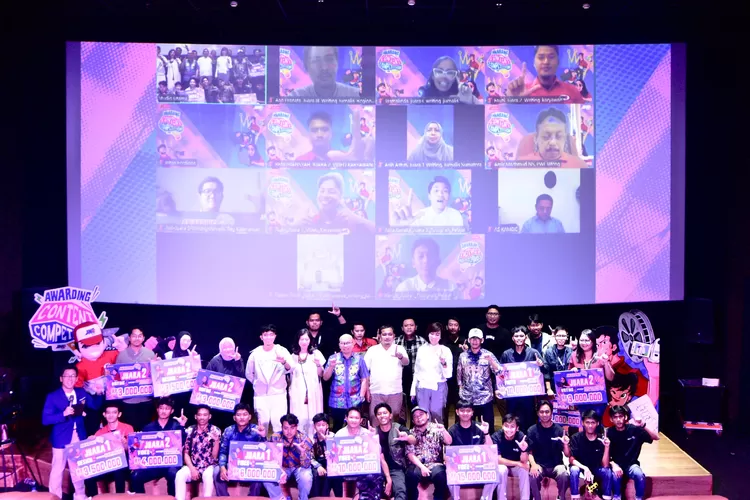 Para pemenang bersama juri berfoto bersama dalam acara puncak penghargaan JNE Content Competition 2025 di Jakarta Selatan, Rabu (30/7).  (Foto: Dok. Istimewa)