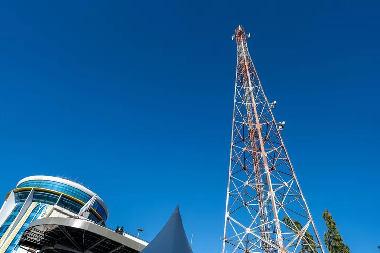 Di tengah situasi pasar yang menantang, Indosat berhasil mempertahankan kinerja secara tangguh serta melanjutkan perluasan infrastruktur jaringan, mempercepat inovasi yang inklusif di seluruh Indonesia, dan melanjutkan perjalanan transformasi perusahaan menjadi AI-TechCo.  (Foto: Dok. Istimewa)