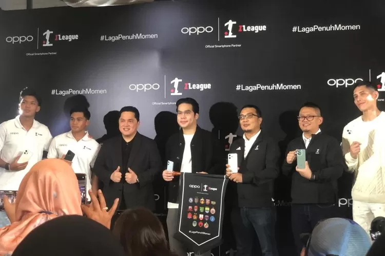 Ketua Umum PSSI Erick Thohir (tiga dari kiri), Vice President OPPO Patrick Owen (tengah), dan Direktur Komersial &amp; Bisnis I.League Sadikin Aksa berose pada acara peresmian kerja sama antara OPPO dengan BRI Super League di On3, Jakarta, Kamis (31/7/2025).  (ANTARA/Zaro Ezza Syachniar)