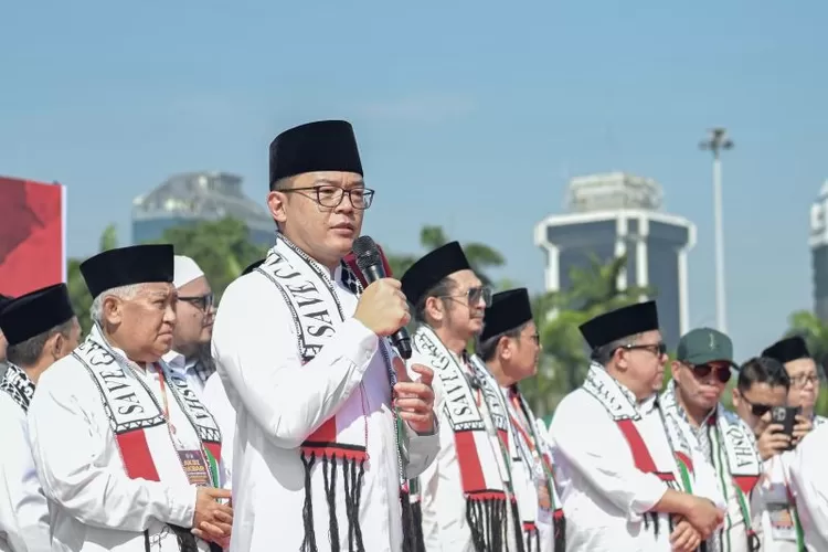 Menteri Luar Negeri (Menlu) RI Sugiono menyampaikan orasinya pada Aksi Bela Palestina di Monumen Nasional (Monas) Jakarta, Minggu (3/8/2025).  (ANTARA/HO)