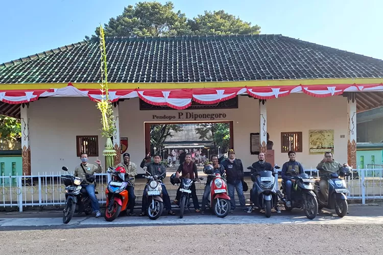 Acara touring Forum Jurnalis Jogja (FJ2) yang didukung 76Rider dan EIGER ini mendatangi beberapa lokasi di DIY dan Jawa Tengah yang menjadi saksi perjuangan Pangeran Diponegoro.  (Foto: Dok. Istimewa)