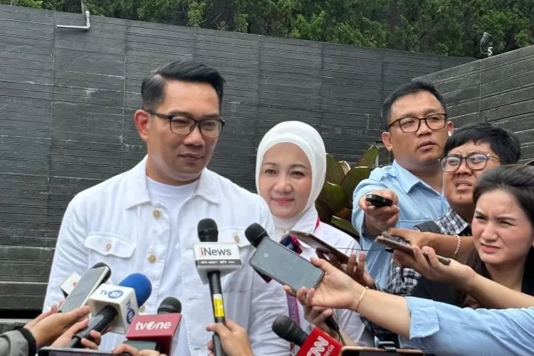 Arsip- Mantan Gubernur Jawa Barat Ridwan Kamil saat memberikan keterangan di Kota Bandung, Jawa Barat, Senin (19/5/2025). ( ANTARA/Rubby Jovan)