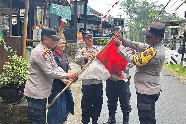 Kegiatan Polsek Sidorejo ganti bendera Merah Putih milik warga yang sudah tidak layak dikibarkan.  (Humas Polres Salatiga )