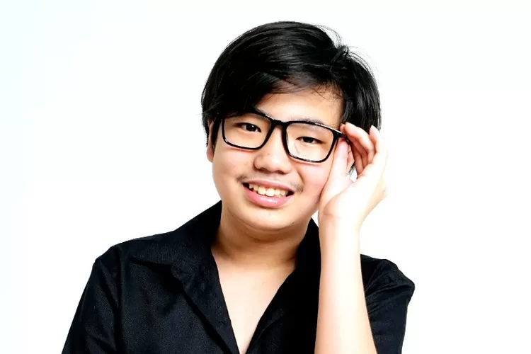  Kenneth Trevi mewujudkan mimpi jadi penyanyi profesional. (Dok. Istimewa)