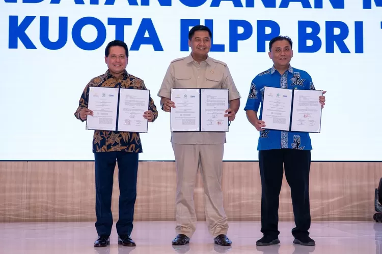 Penandatanganan MoU Kuota Penyaluran dan Akad Massal 1.000 Nasabah KPR Subsidi yang berlangsung di Menara BRILiaN, Jakarta, Selasa (5/8/2025), yang dihadiri Menteri PKP Maruarar Sirait, Direktur Utama Hery Gunardi serta Komisioner BP Tapera Heru Pudyo Nugroho.  (Foto: Dok. BRI)