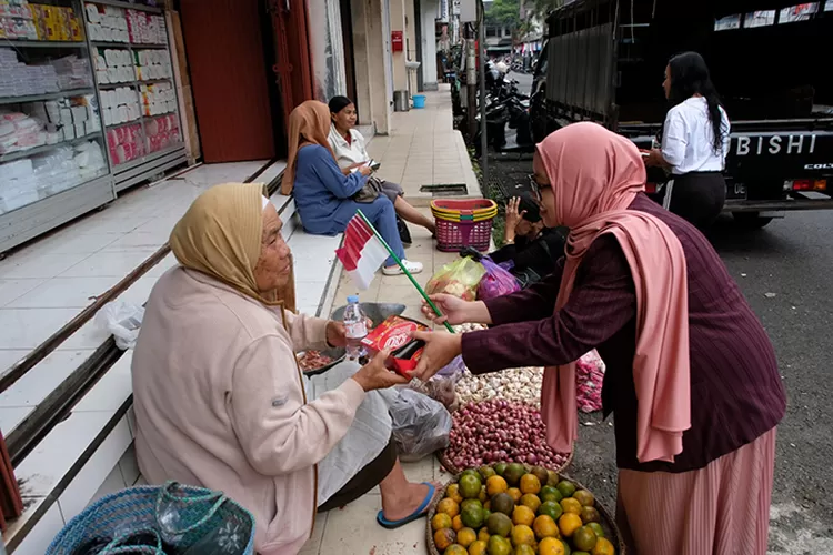 Pembagian bendera dan paket nasi siap saji.  (Arif Zaini Arrodyid)