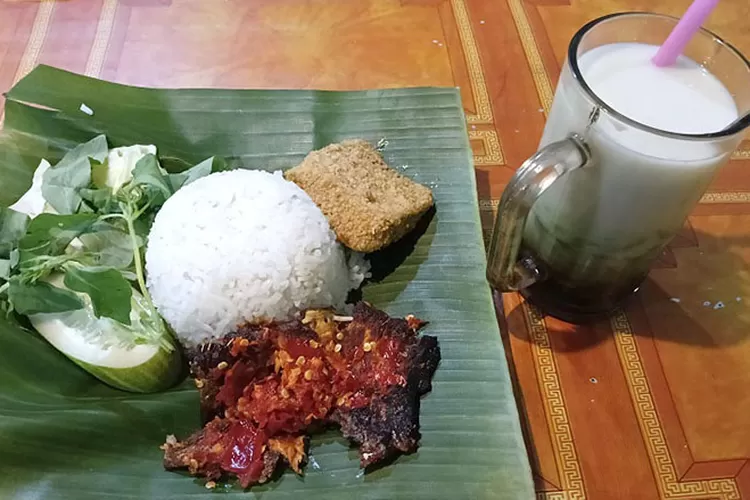 Seporsi ikan manyung asap penyet, nasi dan minuman dawet ayu.  (Sulistyanto)
