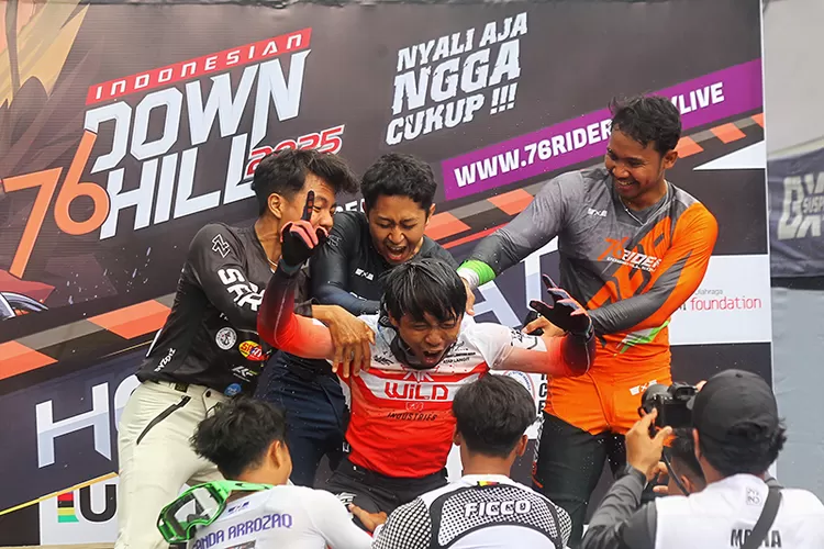 Selebrasi Men Elite saat Rendy Varera Sanjaya menjadi juara 76 Indonesia Downhill 2025 seri Yogyakarta di Bukit Klangon, Glagaharjo, Cangkringan, DI Yogyakarta, Minggu (10/8). (Foto: Dok. Istimewa)