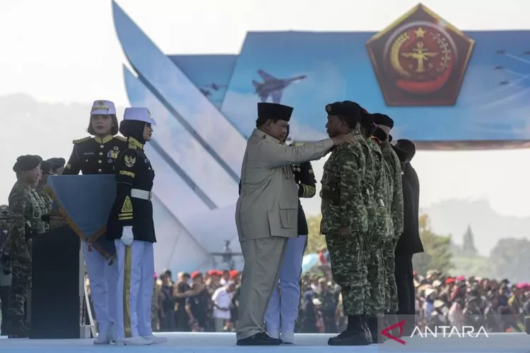 Presiden RI Prabowo Subianto menyematkan anugerah jenderal kehormatan dan kenaikan pangkat kehormatan kepada sejumlah purnawirawan dan perwira tinggi TNI saat Upacara Gelar Pasukan Operasional dan Kehormatan Militer di Lanud Suparlan Pusdiklatpassus, Batujajar Kabupaten Bandung Barat, Minggu (10/8). (ANTARA FOTO/Abdan Syakura)