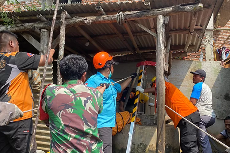 Evakuasi korban oleh tim SAR.  (Dok Basarnas Semarang)