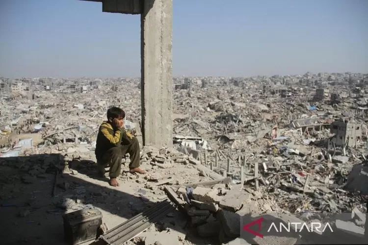 Arsip foto - Seorang anak duduk termenung diantara puing-puing bangunan yang hancur di kamp pengungsi Jabalia di Jalur Gaza utara, Palestina (29/1/2025).  (ANTARA/Xinhua/Abdul Rahman Salama)