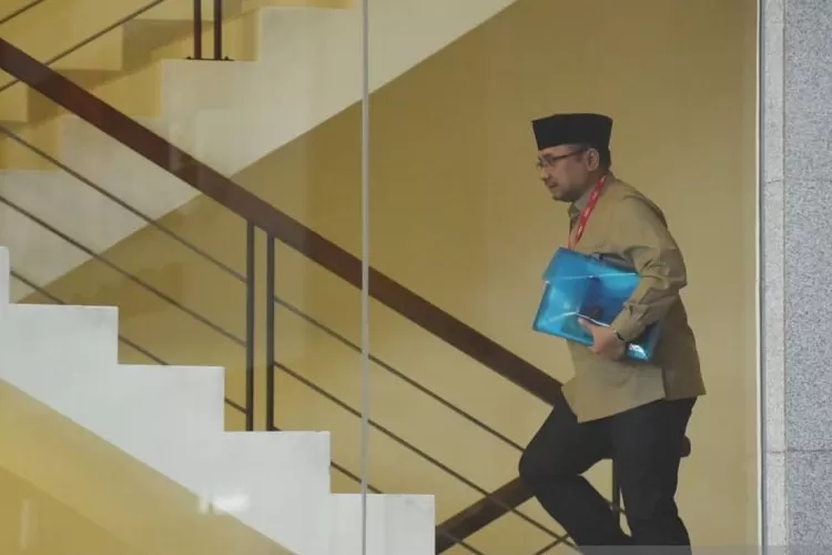 Mantan Menteri Agama Yaqut Cholil Qoumas berjalan ke ruang pemeriksaan di Gedung Merah Putih KPK, Jakarta, Kamis (7/8/2025). Yaqut Cholil Qoumas akan dimintai keterangan oleh KPK dalam penyelidikan kasus dugaan korupsi kuota haji khusus 2024.  (ANTARA FOTO/Indrianto Eko Suwarso)