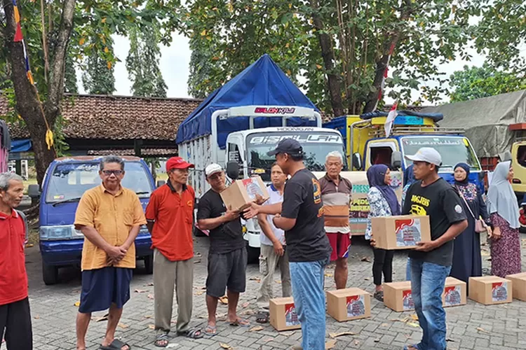 Pembagian paket sembako kolaborasi Polda DIY dan Paguyuban Jogjess di Lapangan Parkir Barat Monumen Yogya Kembali, Selasa (12/8/2025).  (Wahyu Turi K)