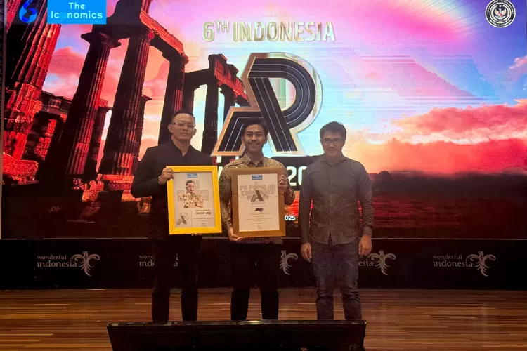 JNE berhasil meraih PR Popular Companies dan serta PR Persons Awards 2025 di ajang 6th Indonesia Public Relations Summit 2025 yang mengusung tema 'Collaboration for Reputation'.  (Foto: Dok. Istimewa)