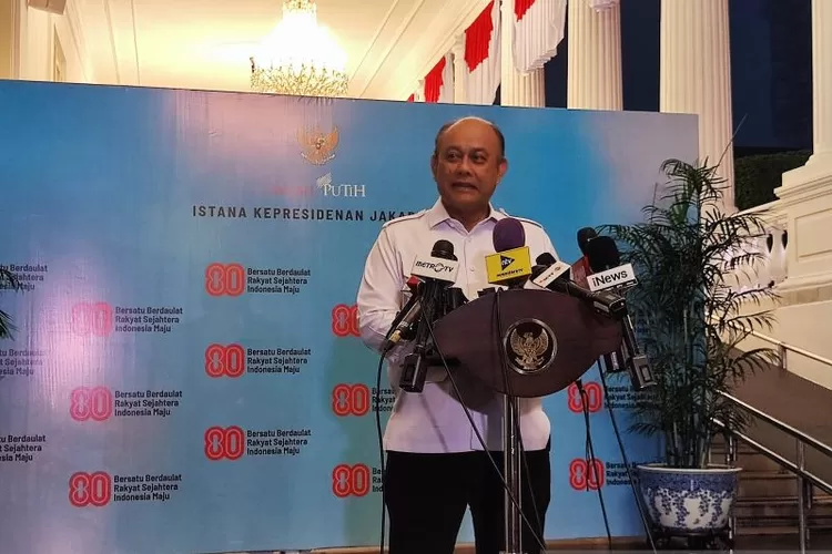 Kepala Badan Gizi Nasional (BGN) Dadan Hindayana memberikan keterangan pers di Istana Kepresidenan Jakarta, Selasa (12/8/2025).  (ANTARA/Mentari Dwi Gayati)
